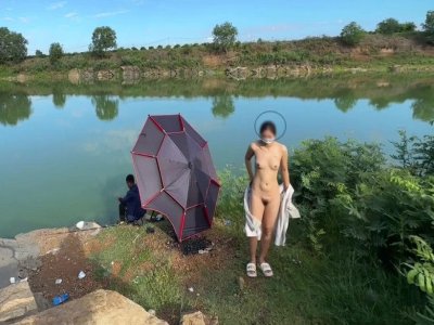 Em người yêu ra hồ cá phô dâm kệ cẩn thủ đang câu